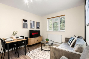 Modern 2Bed Flat with Free Parking & Stylish Decor